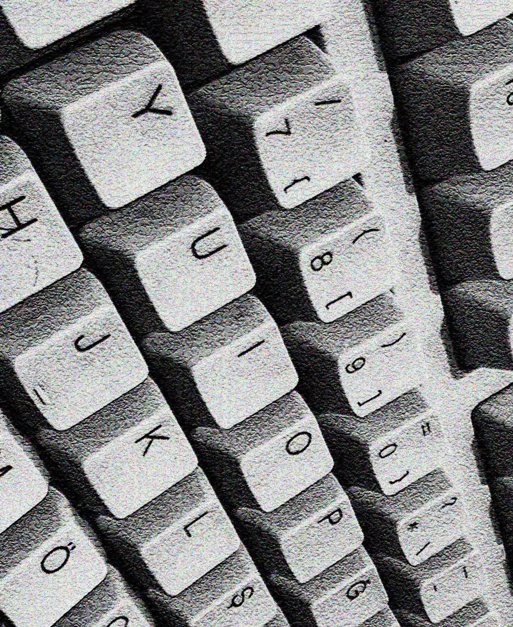 Teclado en blanco y negro con grano